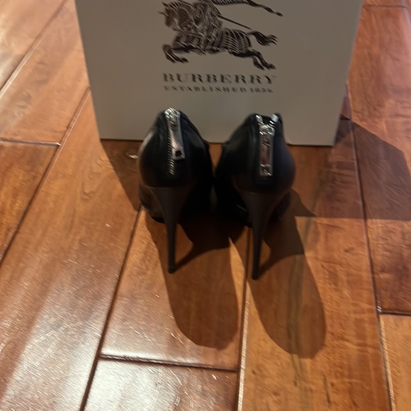 BURBERRY BRAND NEW NEVER WORN HIGH CUP PUMP - Picture 3 of 4